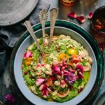 Cuisine vegan avec une salade et du guacamole